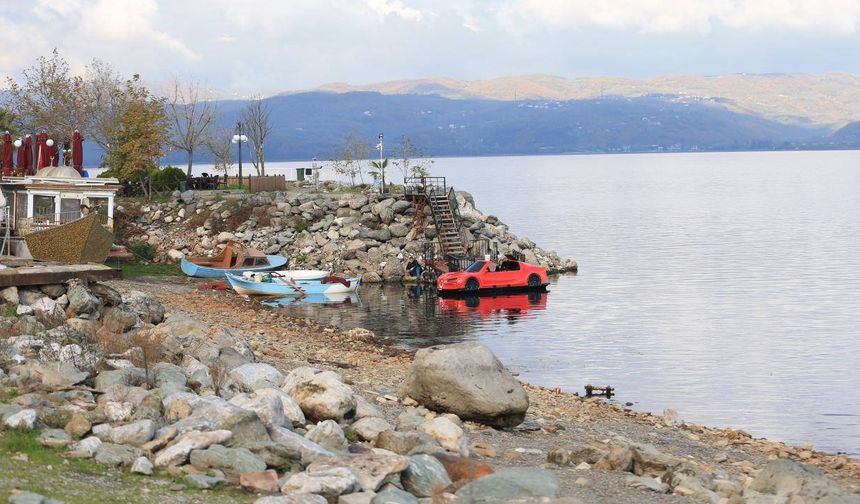 Sapanca Gölü alarm veriyor: Su çekildi, tekneler karaya oturdu