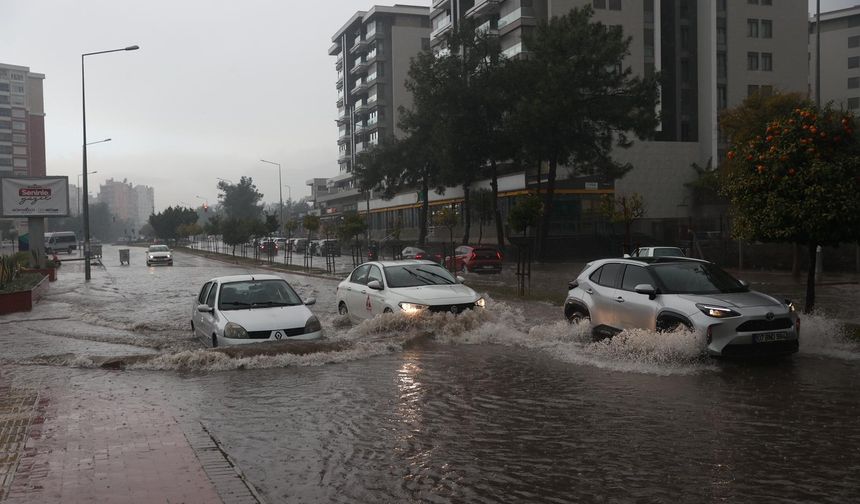 Antalya'da yağış hayatı olumsuz etkiliyor