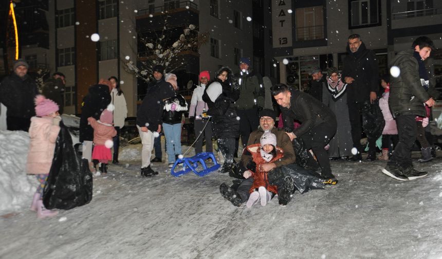 Bitlis'te mahalle sakinleri çocuklarıyla kayarak eğlendi