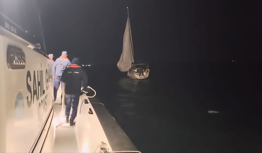 Bozcaada açıklarında arızalanıp sürüklenen yelkenli kurtarıldı