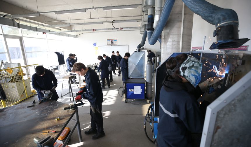 Bursa'da meslek liseliler atıl malzemeleri geri dönüşüme kazandırıyor
