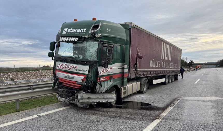 Edirne'de çarptığı bariyeri parçalayan tır karşı yöne geçti