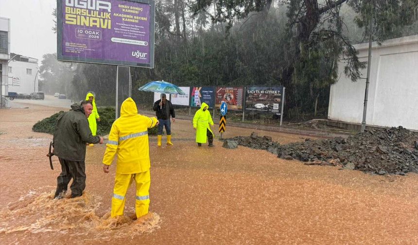 Antalya'da yağış hayatı olumsuz etkiliyor