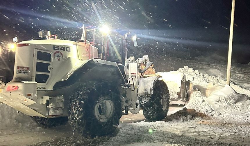 Hakkari'de kar ve tipide mahsur kalanlar ekiplerce kurtarıldı