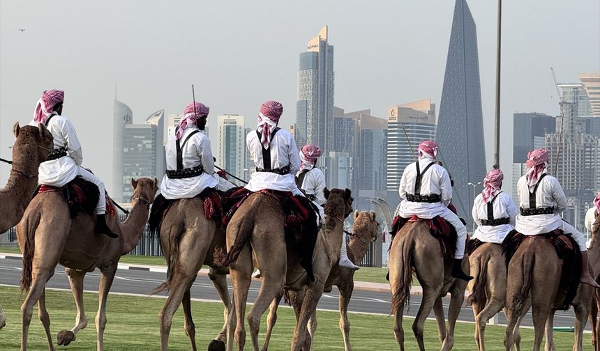 Katar'da, günlük 'deve geçidi' geleneği devam ediyor