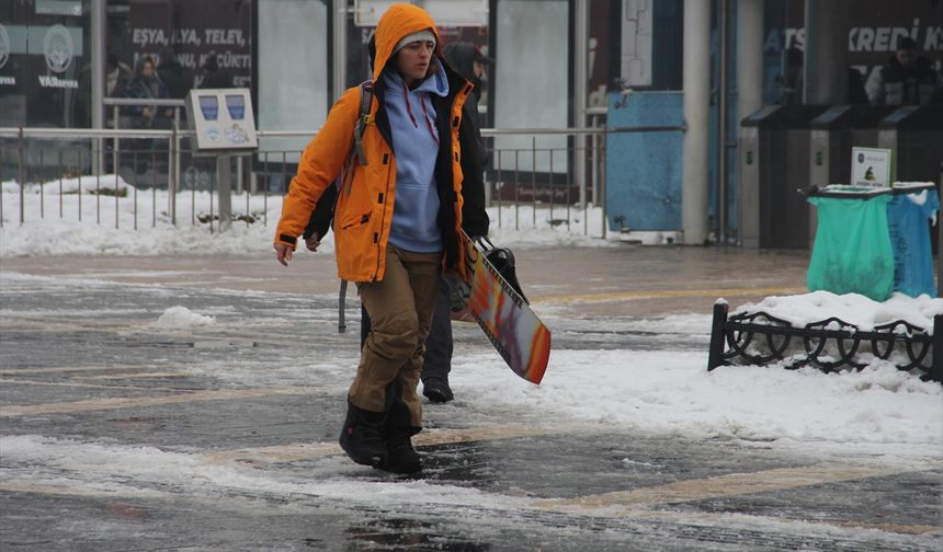 Kayseri'de kar yağışı hayatı olumsuz etkiliyor