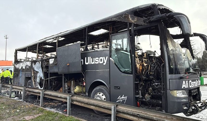 Kocaeli'de yolcu otobüsü yangında kullanılamaz hale geldi