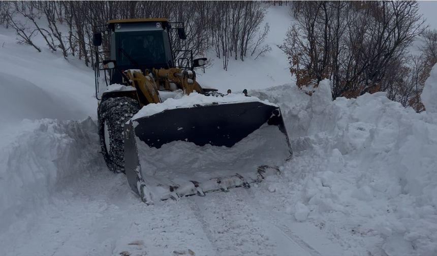 Malatya'da yolu kapalı kırsal mahalledeki hastaya ilaçlarını belediye ekipleri ulaştırdı