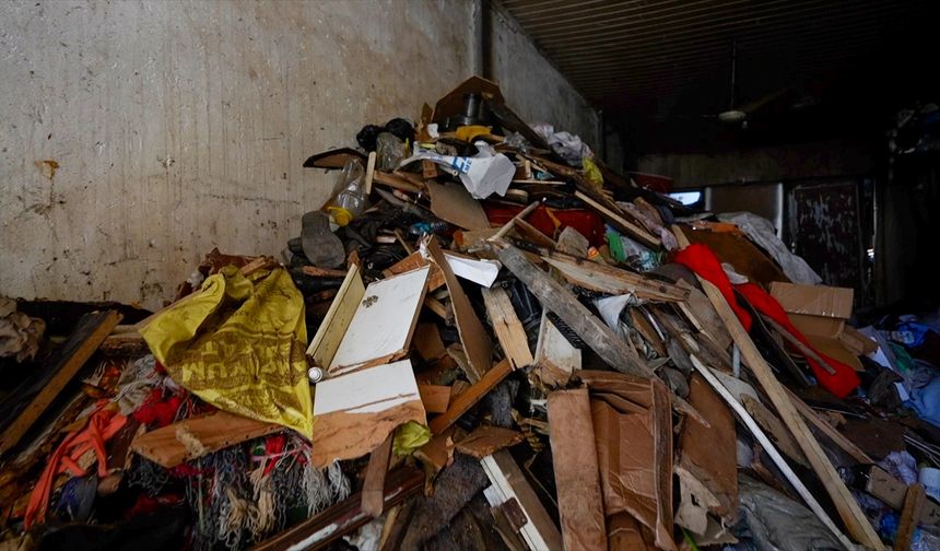 Mersin'de bir evden 168 ton çöp çıktı