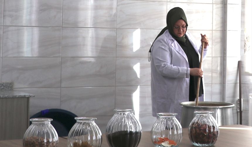 'Saray kumaşı'nı atık gıda malzemeleriyle renklendiriyor