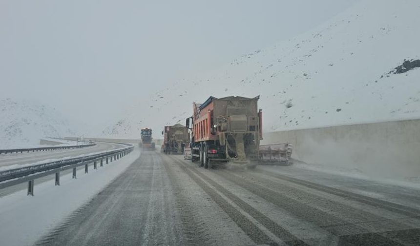 Sivas'ta kar ve tipi nedeniyle 143 yerleşim yerinin yolu ulaşıma kapandı