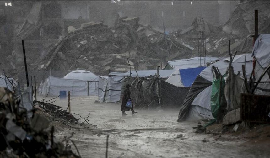 Gazzeliler şiddetli yağış ile mücadele ediyor