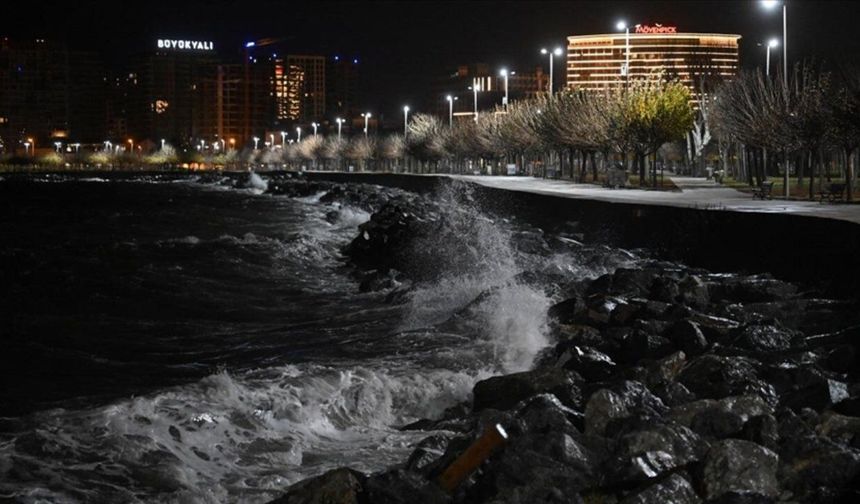 İzmir Valiliğinden kuvvetli yağış, taşkın ve lodos uyarısı