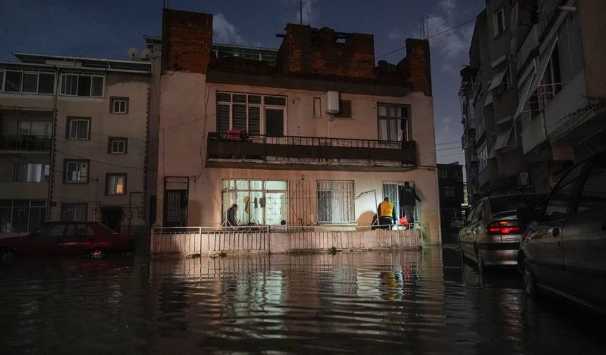 İzmir'de kuvvetli sağanak ve fırtına hayatı olumsuz etkiledi