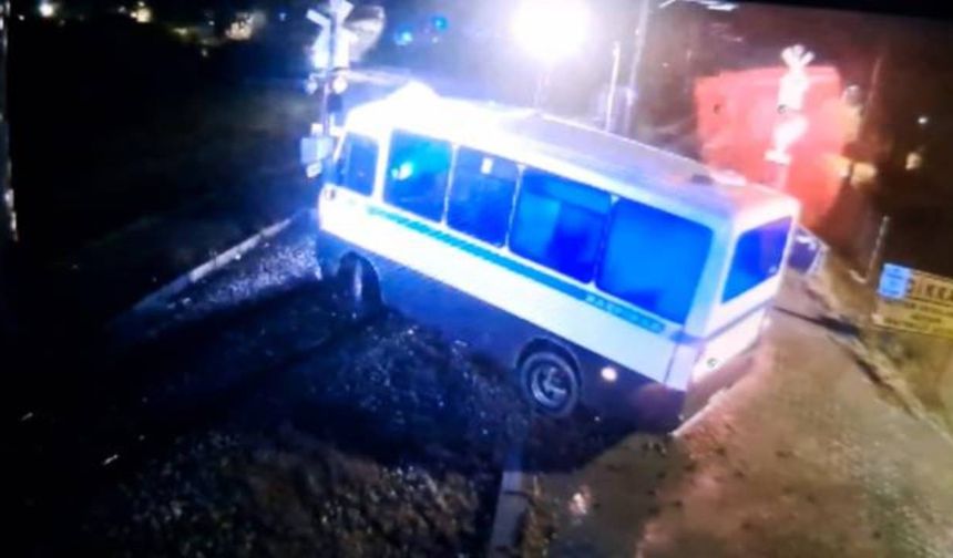 Trenin çarptığı minibüsten son anda kurtuldu