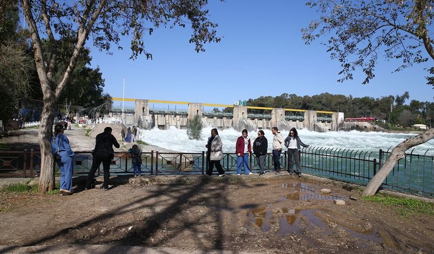 Adana'daki Seyhan Barajı'ndan kontrollü su tahliyesi sürüyor