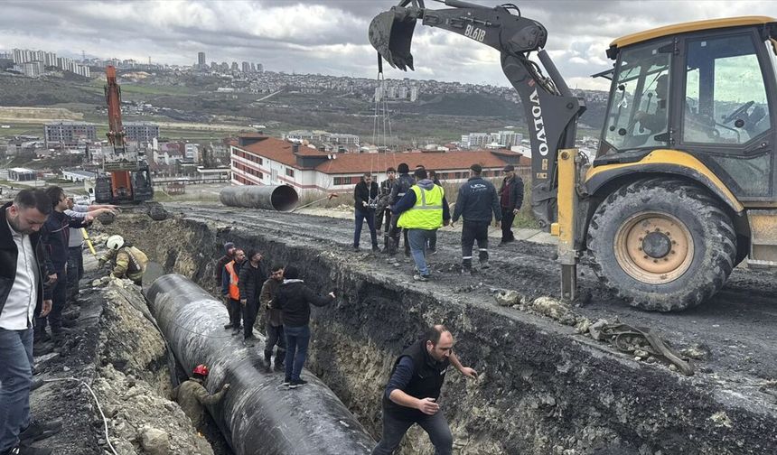 Başakşehir'de kazı çalışması sırasında çukura düşen işçiyi itfaiye kurtardı