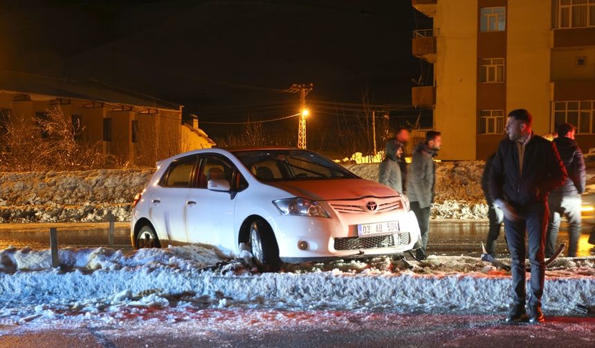 Bitlis'te buzlanma nedeniyle kontrolden çıkan 4 araç refüje çarptı