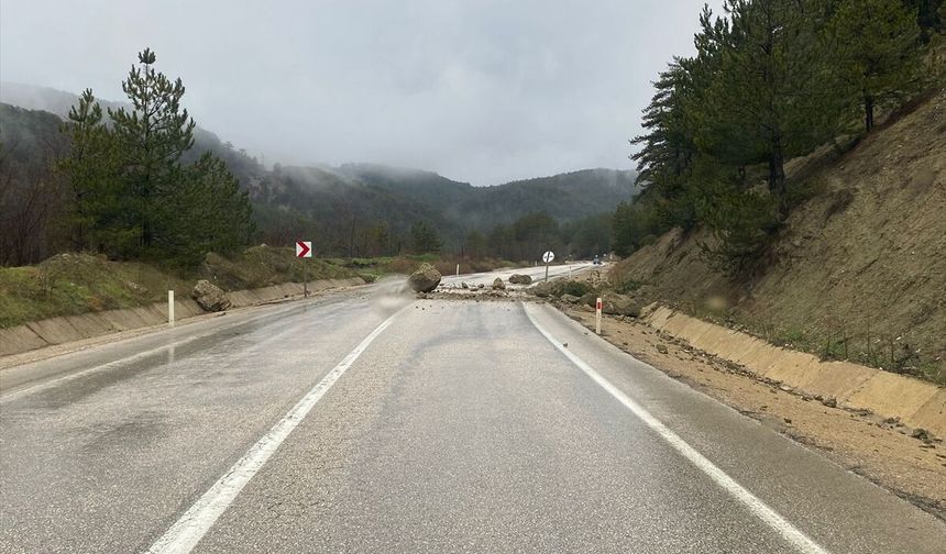 Bolu'da kaya parçaları düşen kara yolunda ulaşım kontrollü sağlanıyor