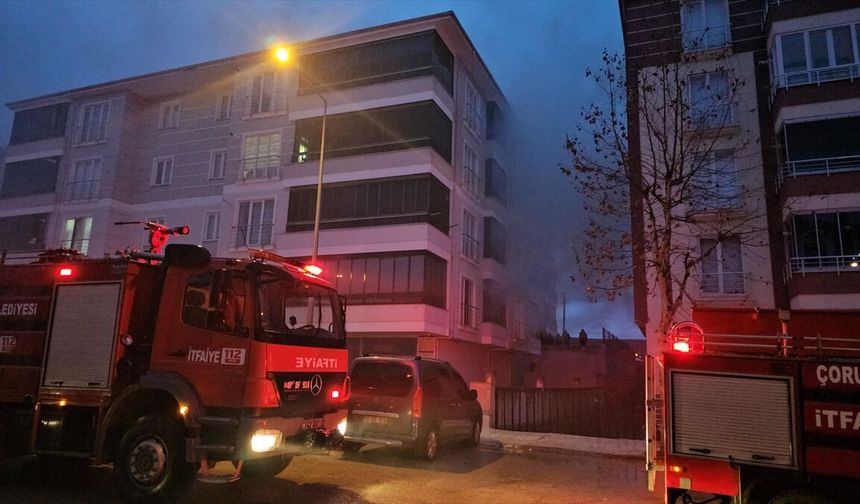 Çorum'da evde çıkan yangında 4 kişi dumandan etkilendi