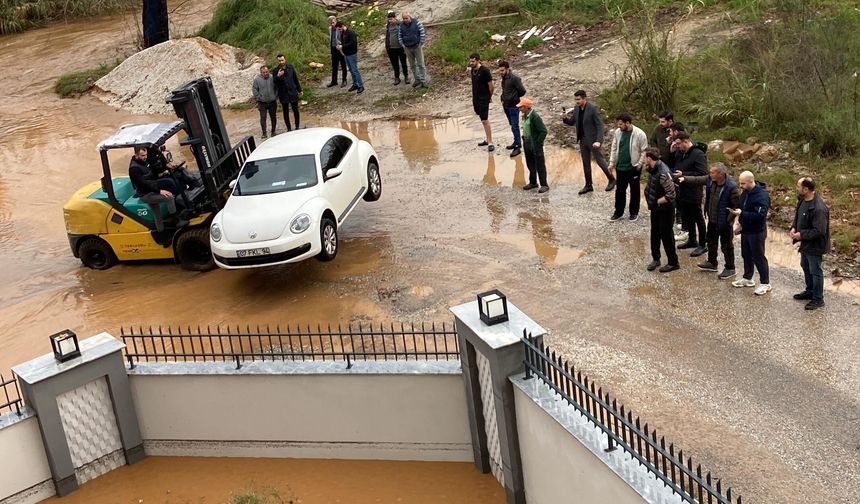Alanya'da sağanak hayatı olumsuz etkiledi