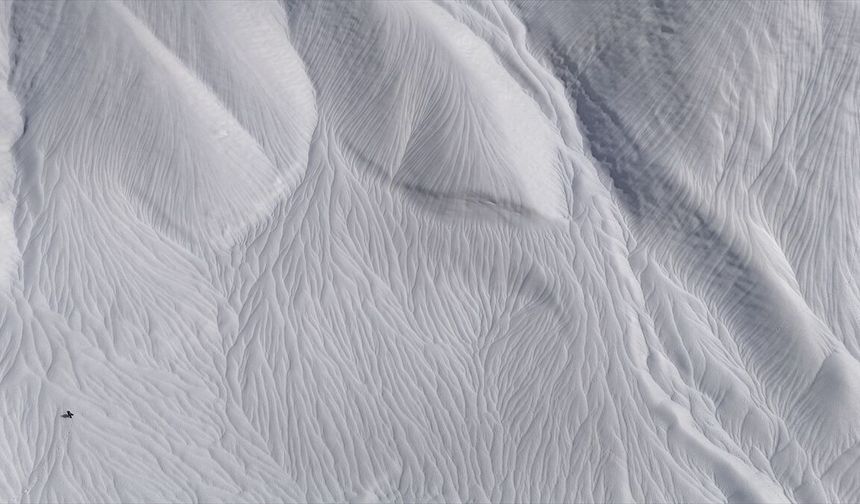 Hakkari'de rüzgarın etkisiyle karda oluşan dalgalı desenler şaşırttı