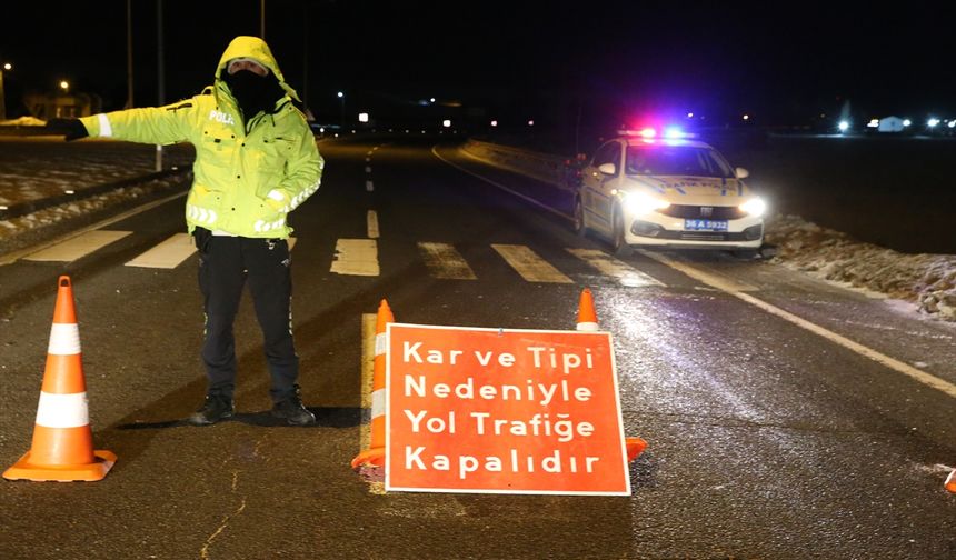 Kars-Göle kara yolu olumsuz hava koşulları nedeniyle tır geçişlerine kapatıldı