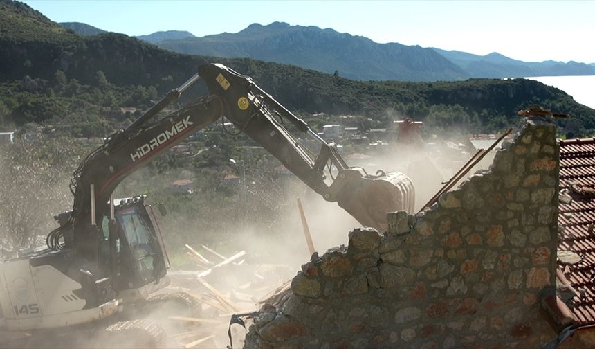 Marmaris'te imara aykırı yapıların yıkımı sürüyor