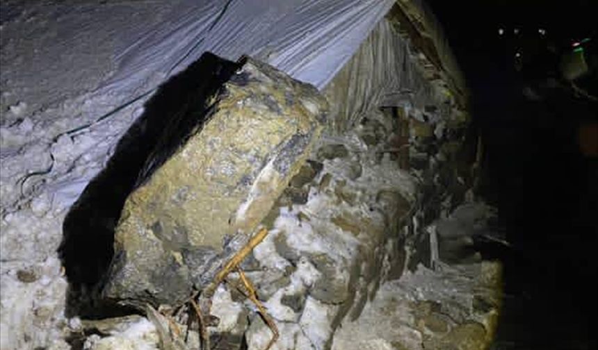 Şırnak'ta yamaçtan kopan kaya parçalarının düştüğü ağıldaki 20 hayvan telef oldu