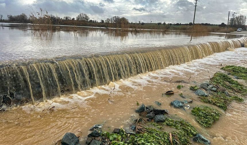 Uşak'ta derenin taşması sonucu tarım arazilerini ve iş yerlerini su bastı