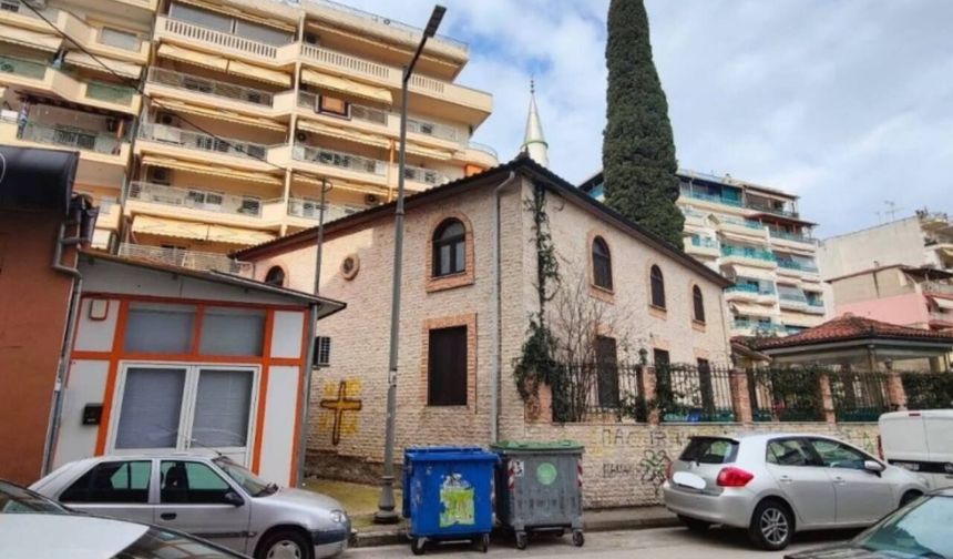 Yunanistan'da cami duvarına haç çizildi