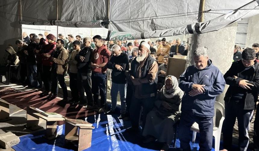 Camiler yıkıldı iman ayakta! Gazze’de ateşkes sonrası ilk teravih