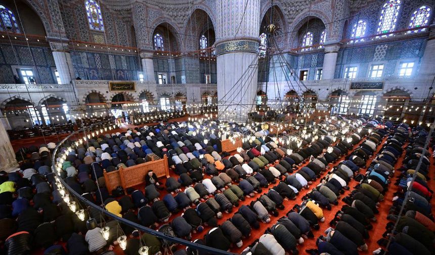 Camilerde ramazanın ilk cuma namazı kılındı