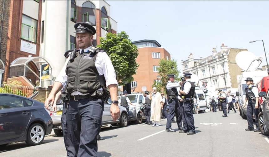 İngiltere'de cami çıkışı bıçaklı saldırı!