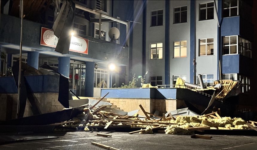 Çatısı uçan lisede eğitime ara verildi