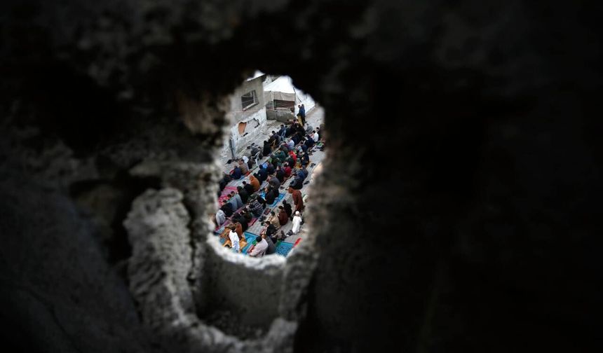 Gazze'de yıkıntılar arasında bayram