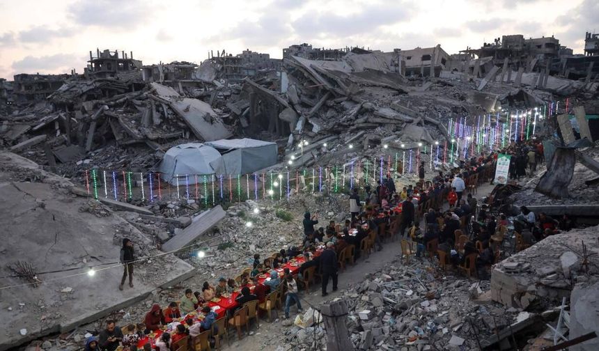 Gazze'de yıkımın yaşandığı mahallede toplu iftar