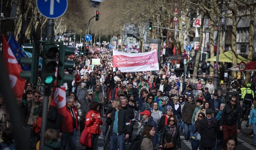 Almanya'da ırkçılık karşıtı gösteri düzenlendi