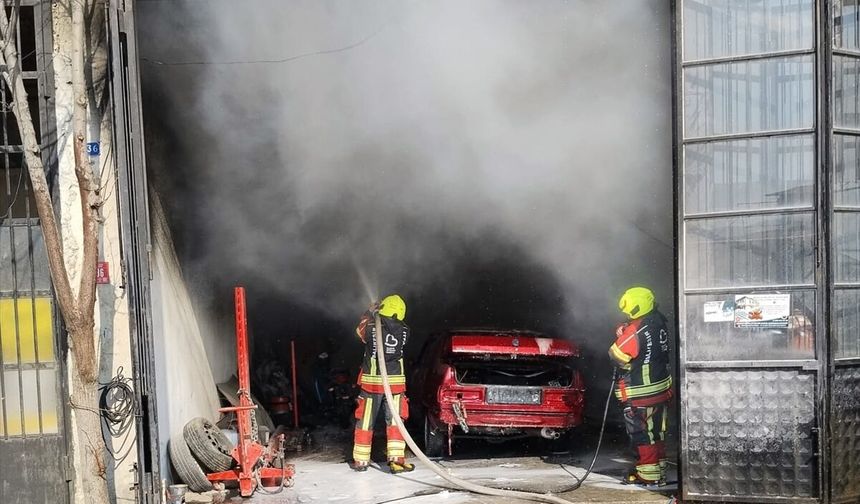 Balıkesir'de oto kaporta dükkanında çıkan yangında 2 araç yandı