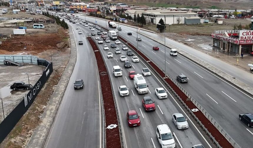 Bayram tatilinden dönenler Kırıkkale'de trafik yoğunluğu oluşturdu