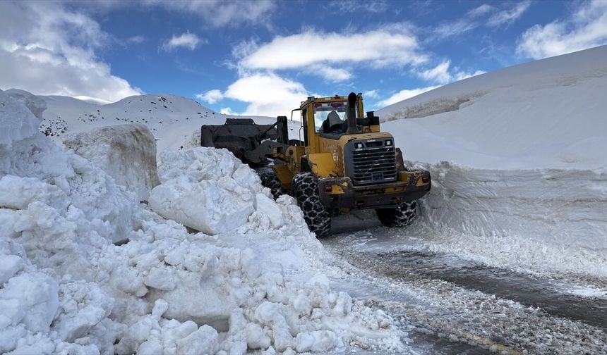 Bitlis'te baharda da metrelerce karla mücadele sürüyor