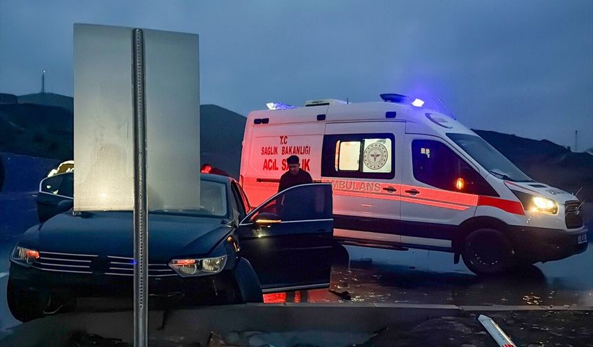 Bitlis'te refüje çarpan otomobildeki 4 kişi yaralandı