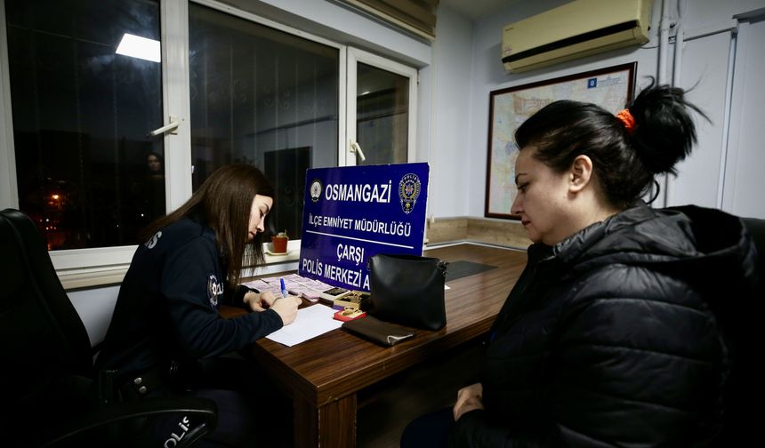 Bursa'da unutulan altın ve para dolu çanta sahibine teslim edildi