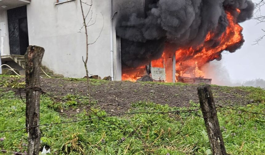 Düzce'de 3 katlı binanın garajında çıkan yangın söndürüldü