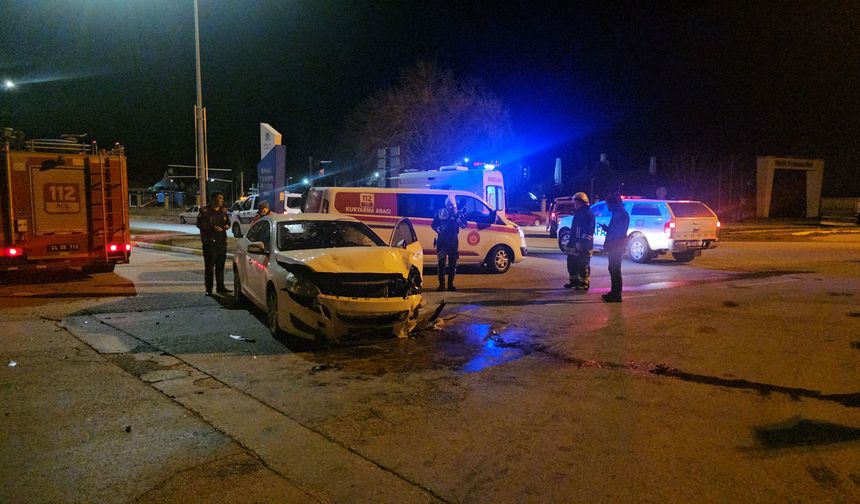 Erzincan'da iki otomobilin karıştığı kazada 3 kişi yaralandı