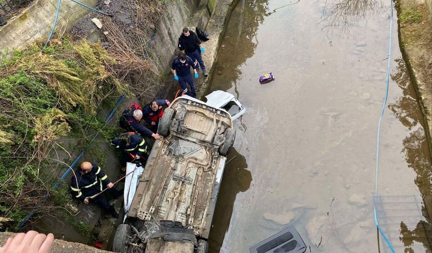 Giresun'da dereye devrilen hafif ticari araçtaki 3 kişi öldü, 2 kişi yaralandı