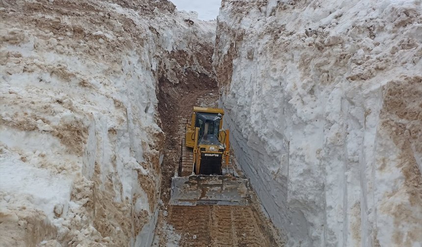 Hakkari'de kar ulaşımı aksattı