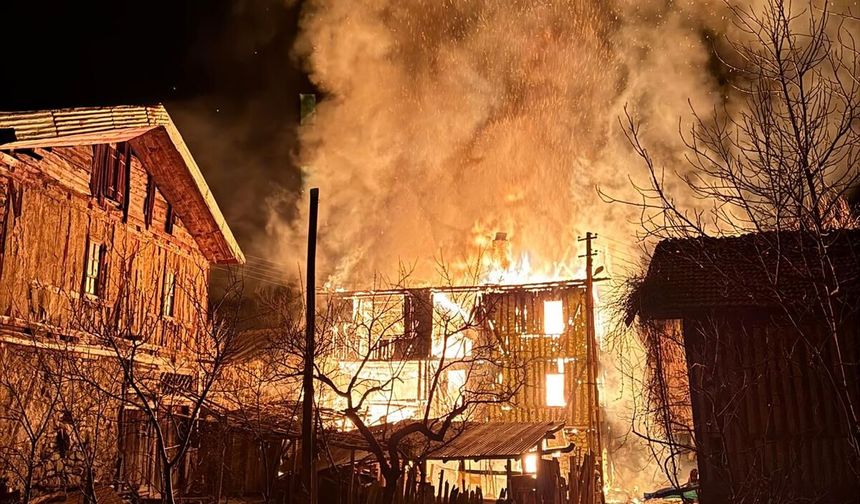 Karabük'te 2 katlı ahşap ev yandı