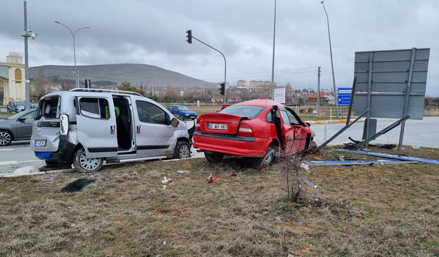 Kütahya'da çarpışan 2 araçtaki 8 kişi yaralandı