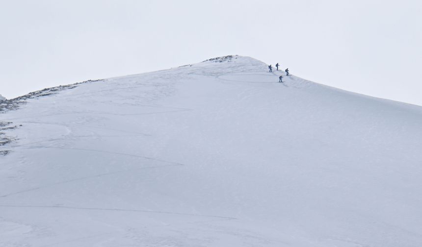 Van'ın karlı dağları macera tutkunu yabancı kayakçıları ağırladı
